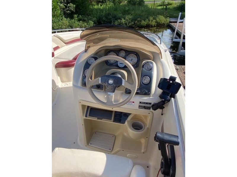 1999 Larson Escape 213 alt