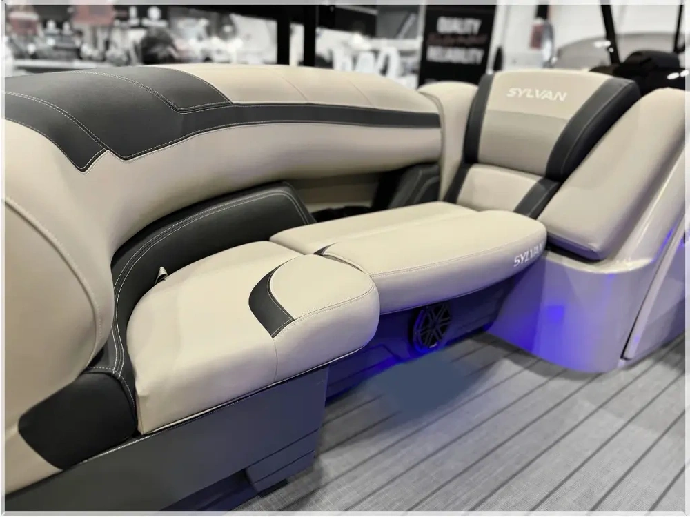 2024 Sylvan L-3 Dlz Dh Bar + $2000 Watersports Package Included!! No Luxury Tax* alt
