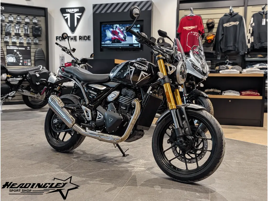 2025 Triumph Speed 400 // Phantom Black/Storm Grey - w/ Windscreen & Pannier