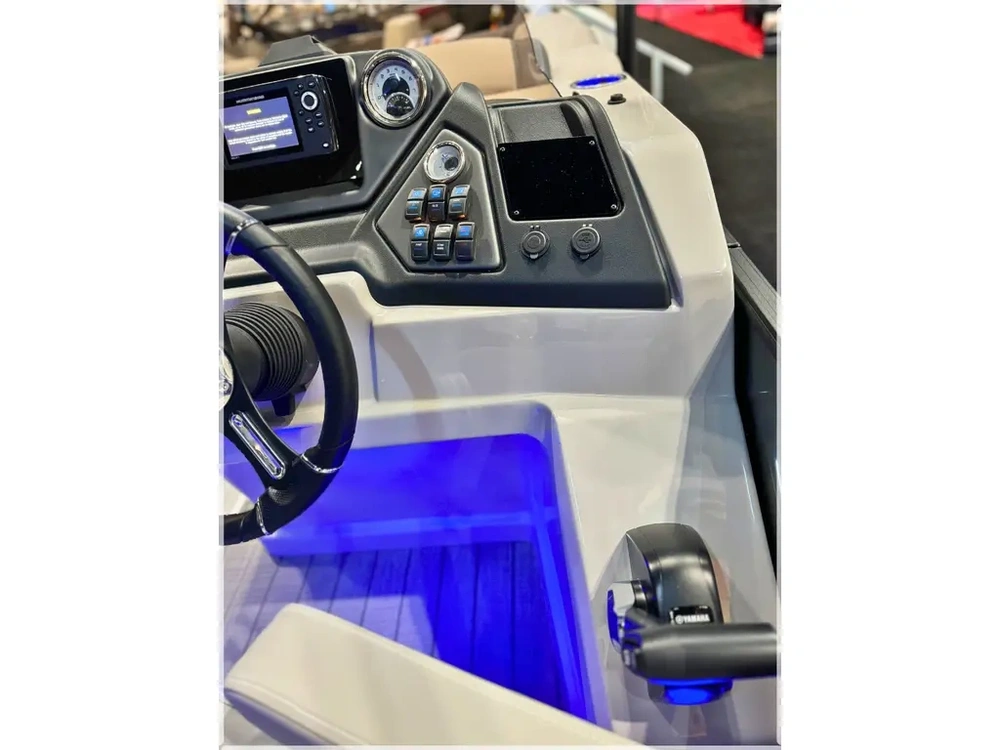 2024 Sylvan L-3 Dlz Dh Bar + $2000 Watersports Package Included!! No Luxury Tax* alt