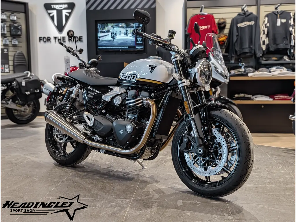 2025 Triumph Speed Twin 1200 // Crystal White/Sapphire Black w/ Cafe Racer Seat