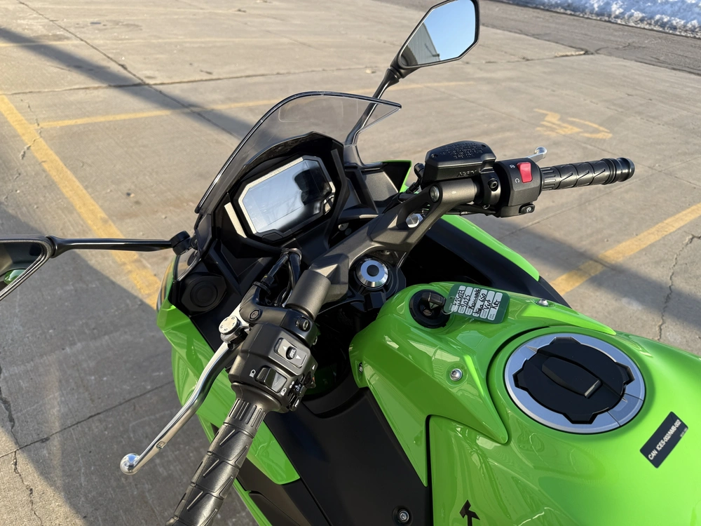 2025 Kawasaki Ninja 650 Krt alt