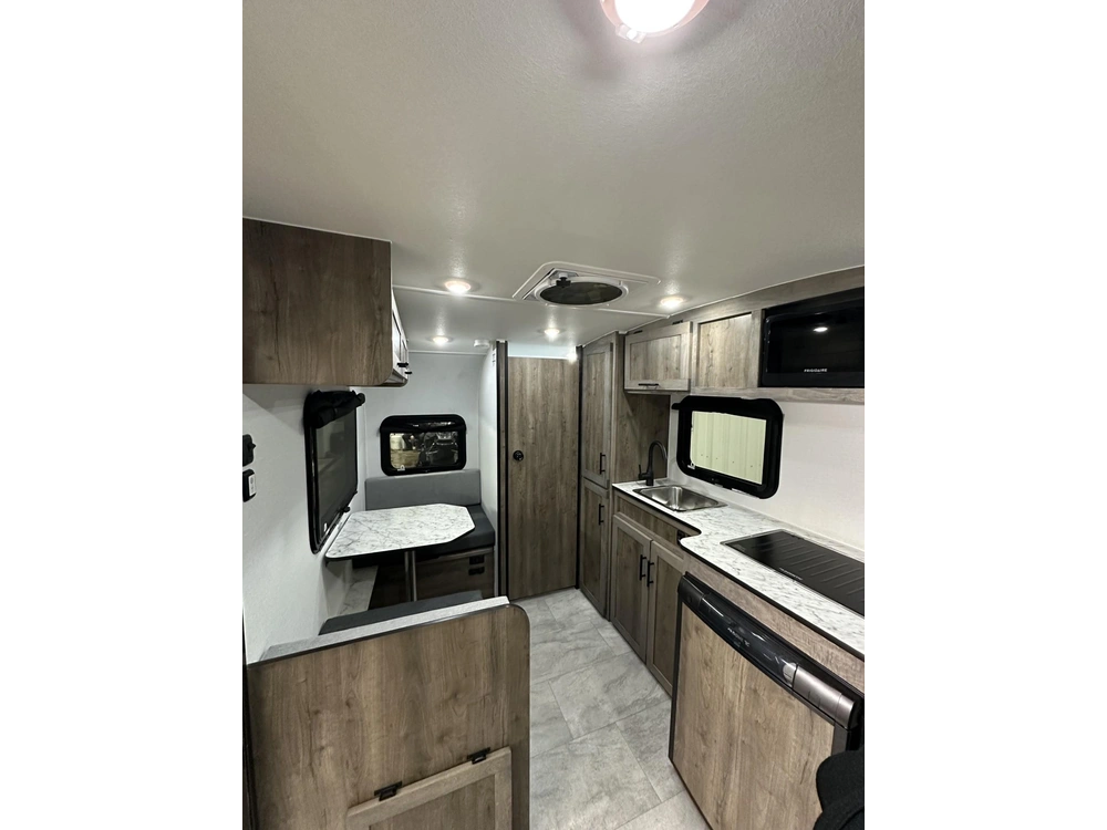 2025 Prolite Lounge alt