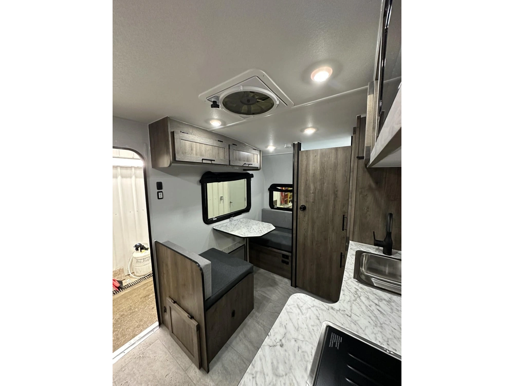 2025 Prolite Lounge alt