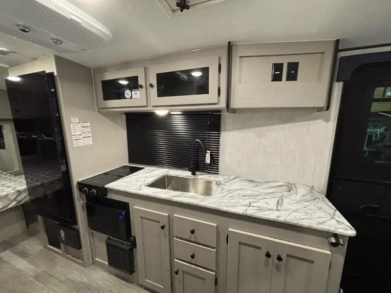 New 2025 Coachmen Apex Nano 213RDS in Lac-des-Écorces - Roulottes