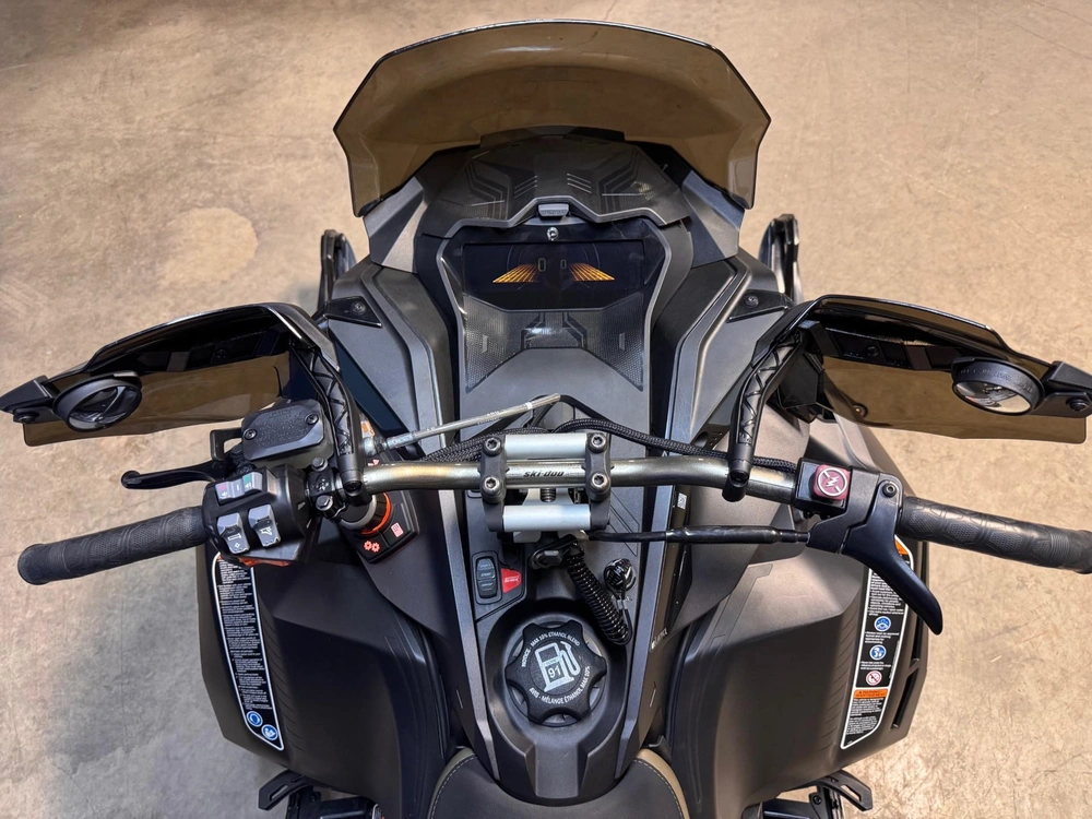 Ski-doo Mach Z 2022 alt