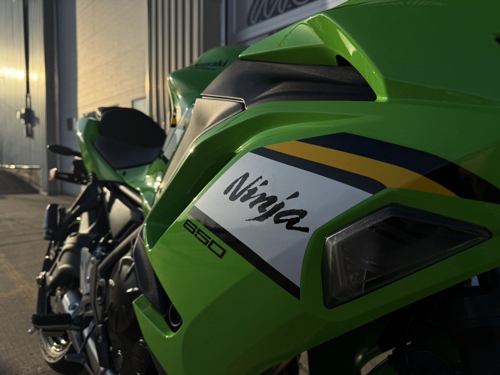 2025 Kawasaki Ninja 650 Krt alt