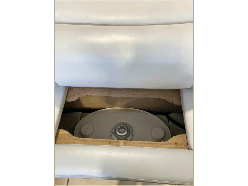 2003 Larson Lxi 210 alt