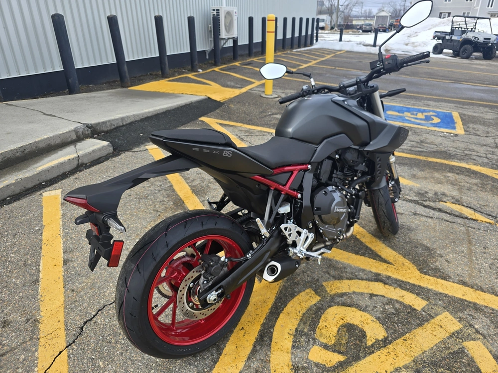 2025 Suzuki Gsx-8s alt