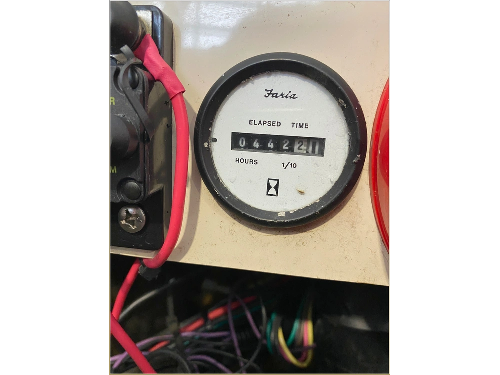 2003 Larson Lxi 210 alt