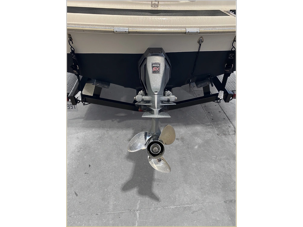 2003 Larson Lxi 210 alt