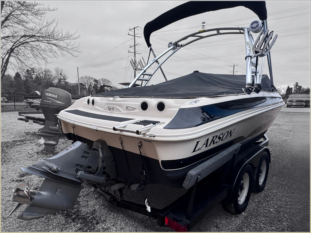 2003 Larson Lxi 210 alt