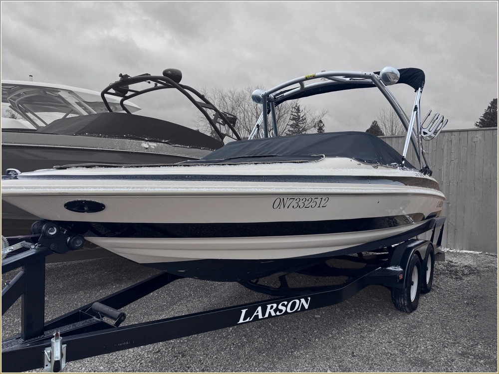 2003 Larson Lxi 210 alt