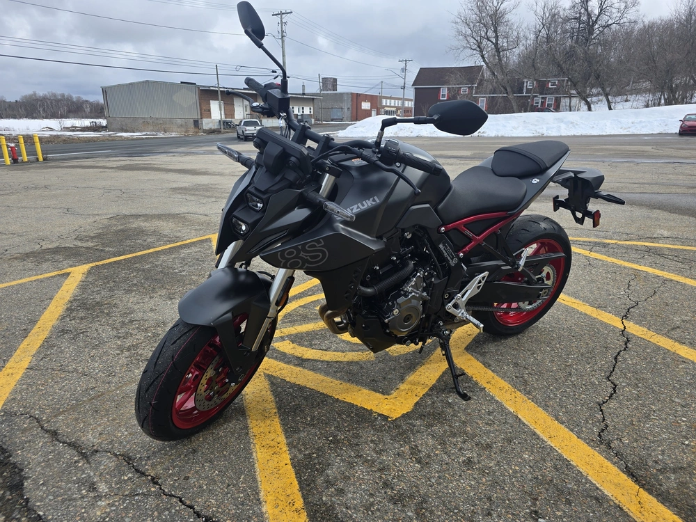 2025 Suzuki Gsx-8s alt