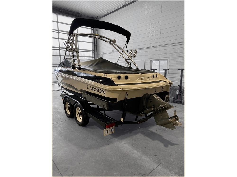 2003 Larson Lxi 210 alt