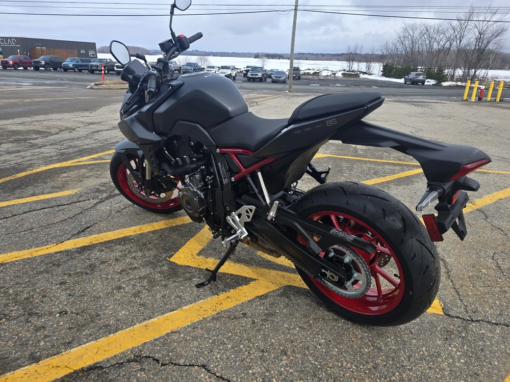 2025 Suzuki Gsx-8s alt