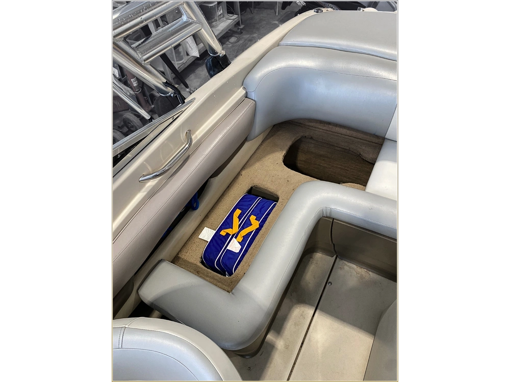 2003 Larson Lxi 210 alt