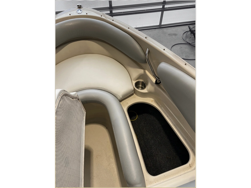 2003 Larson Lxi 210 alt