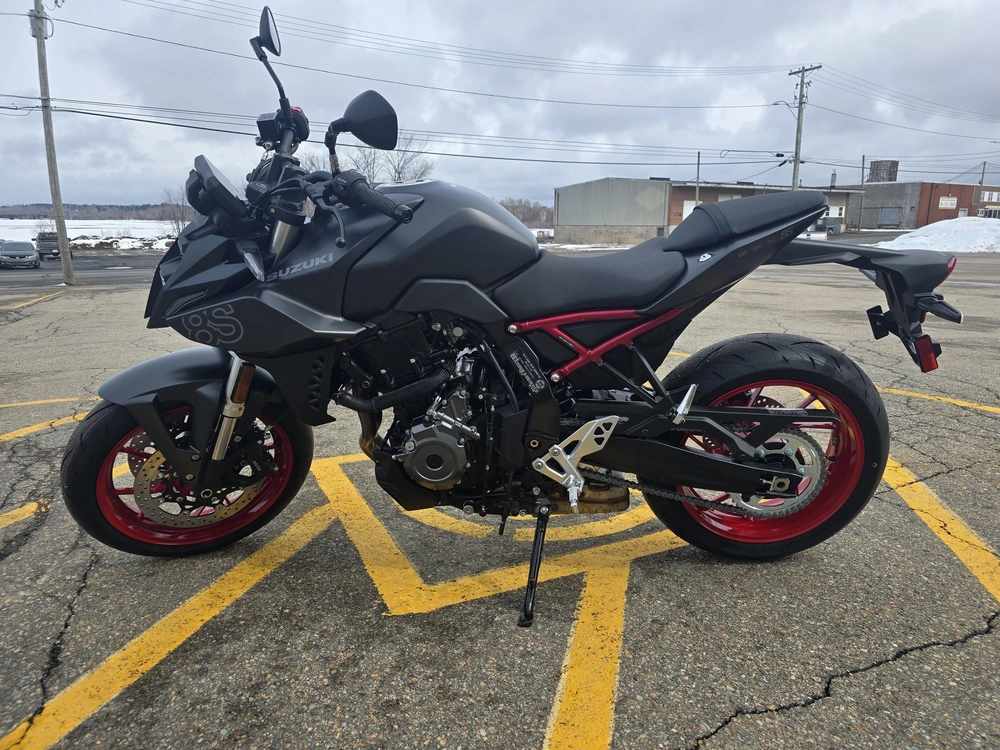 2025 Suzuki Gsx-8s alt