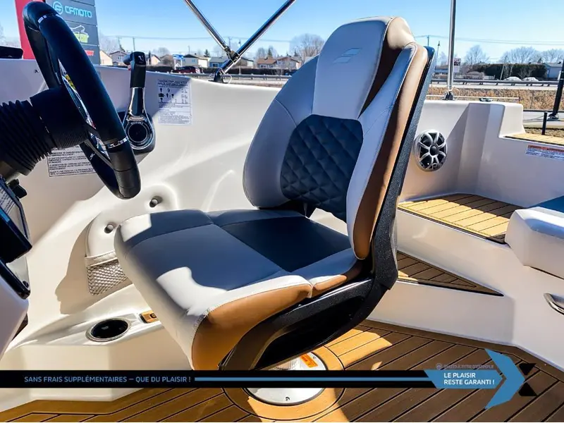 Starcraft SVX 190 OB 140HP deck boat bateau Ponté 2025