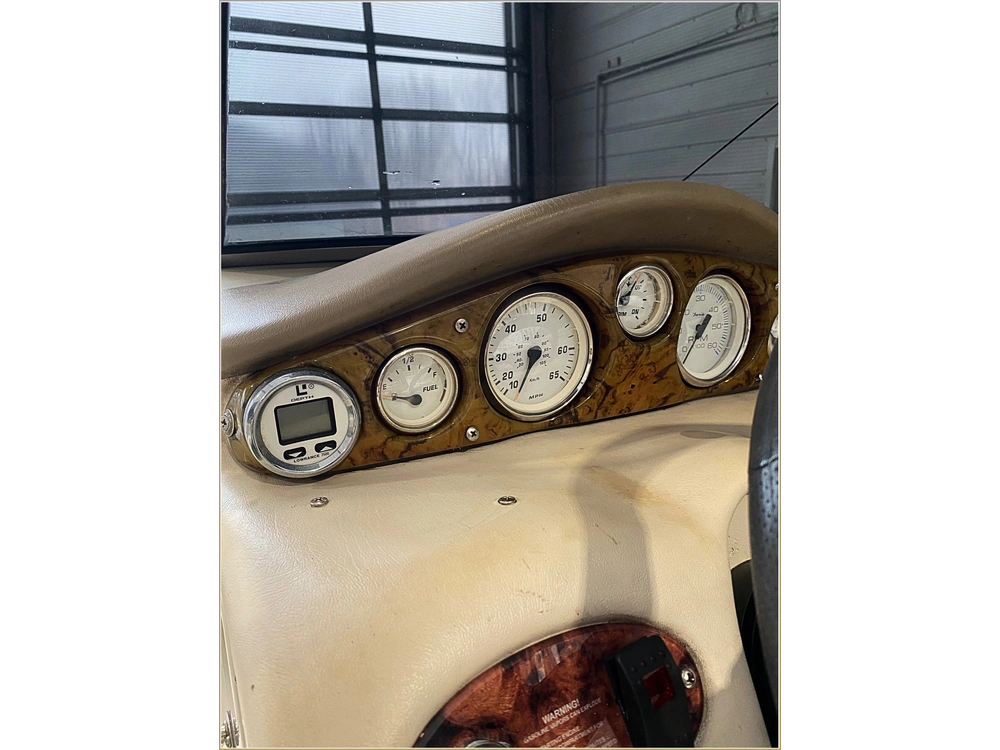 2003 Larson Lxi 210 alt