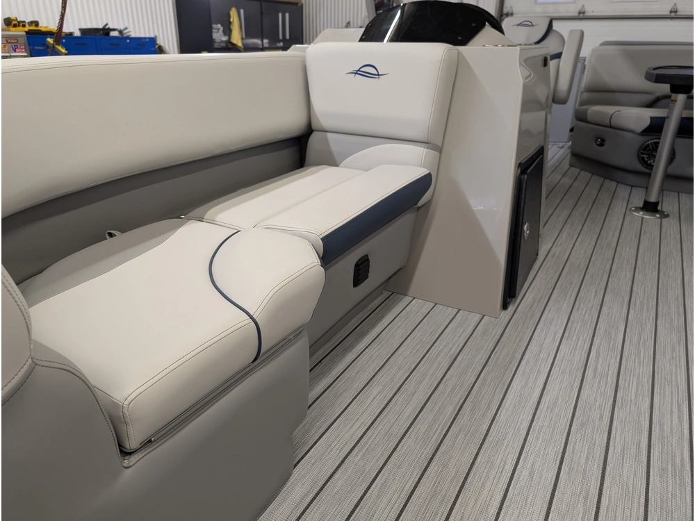 A - G3 Boats Suncatcher Select 18c 2025 alt