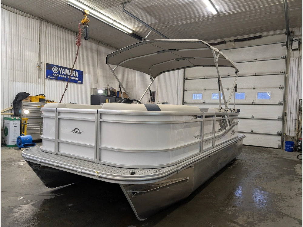 A - G3 Boats Suncatcher Select 18c 2025 alt