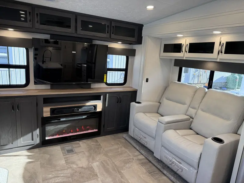 2025 Chaparral 30BHS