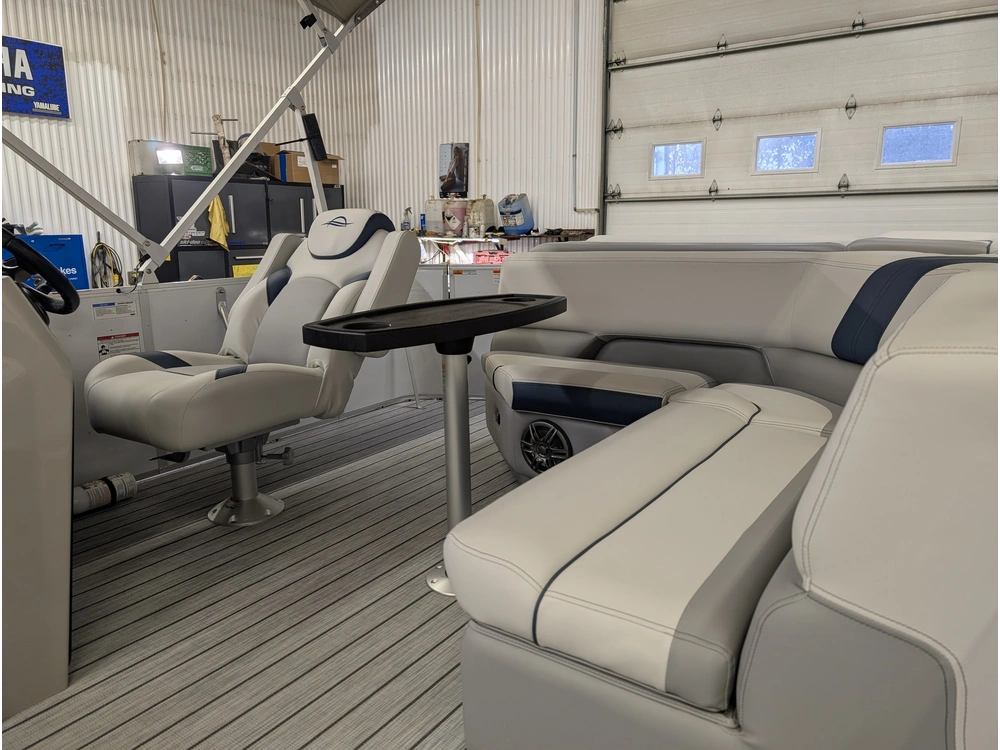 A - G3 Boats Suncatcher Select 18c 2025 alt