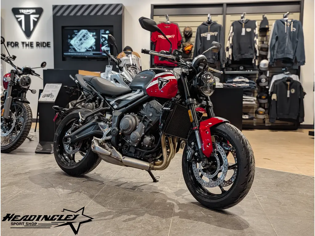 2025 Triumph Trident 660 // Diablo Red/Sapphire Black 