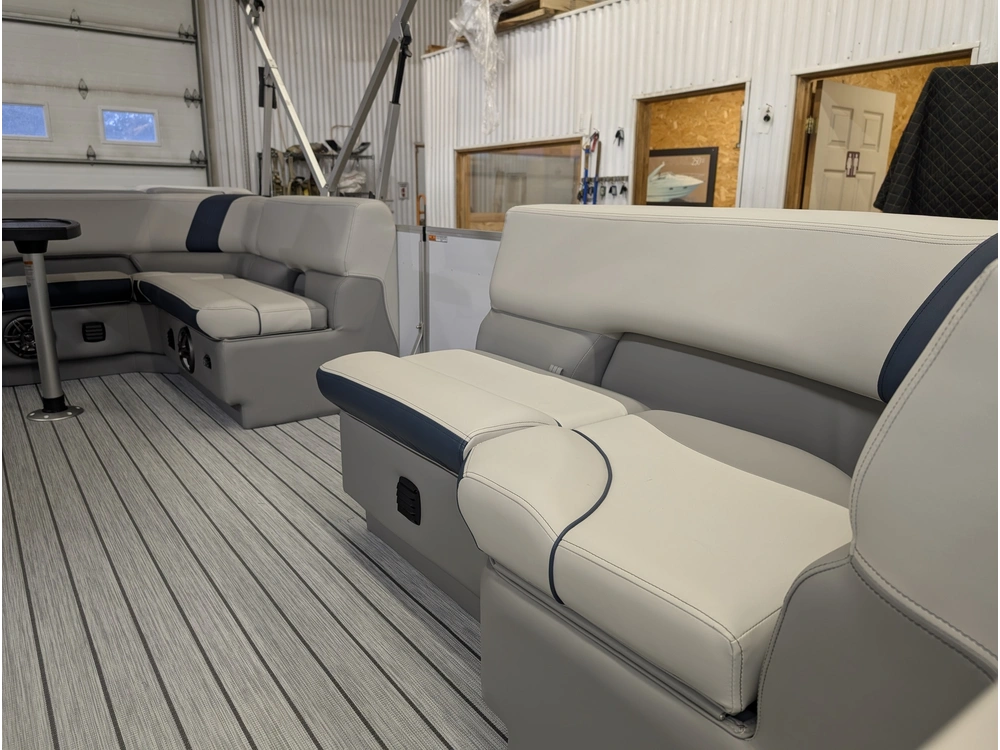 A - G3 Boats Suncatcher Select 18c 2025 alt