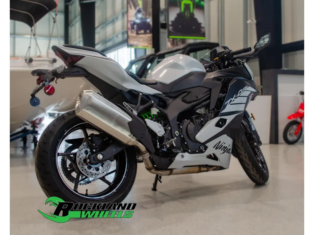 s.k 2025 NINJA ZX-4R Motorcycle | Canadian Kawasaki Motors Inc.
