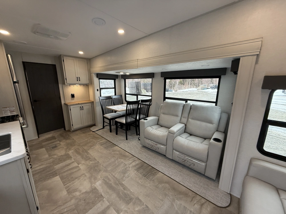 Chaparral 368tbh 2025 alt