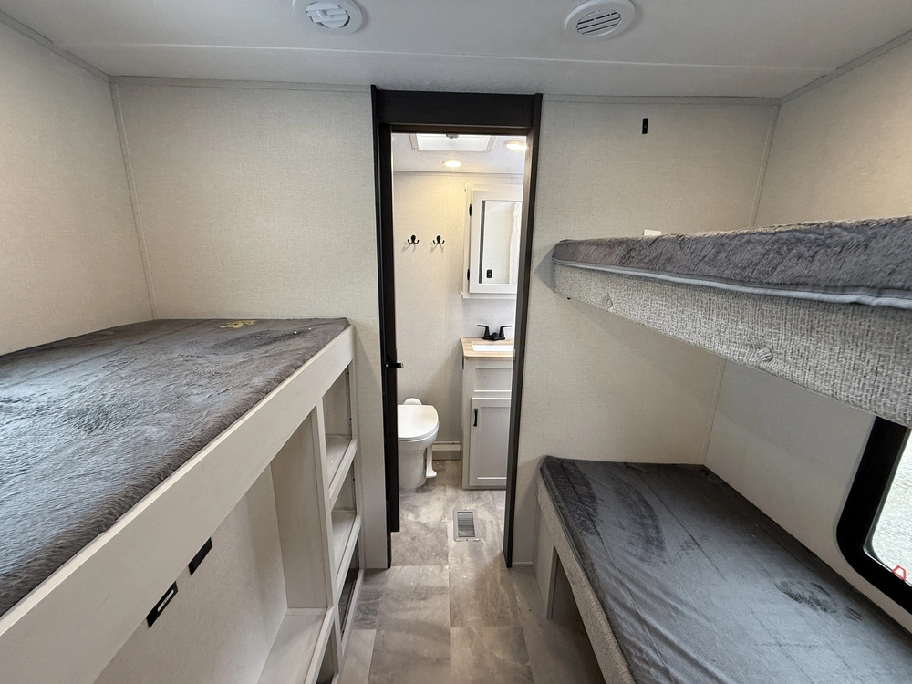 Chaparral 368tbh 2025 alt