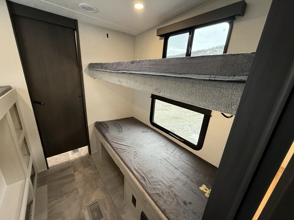 Chaparral 368tbh 2025 alt