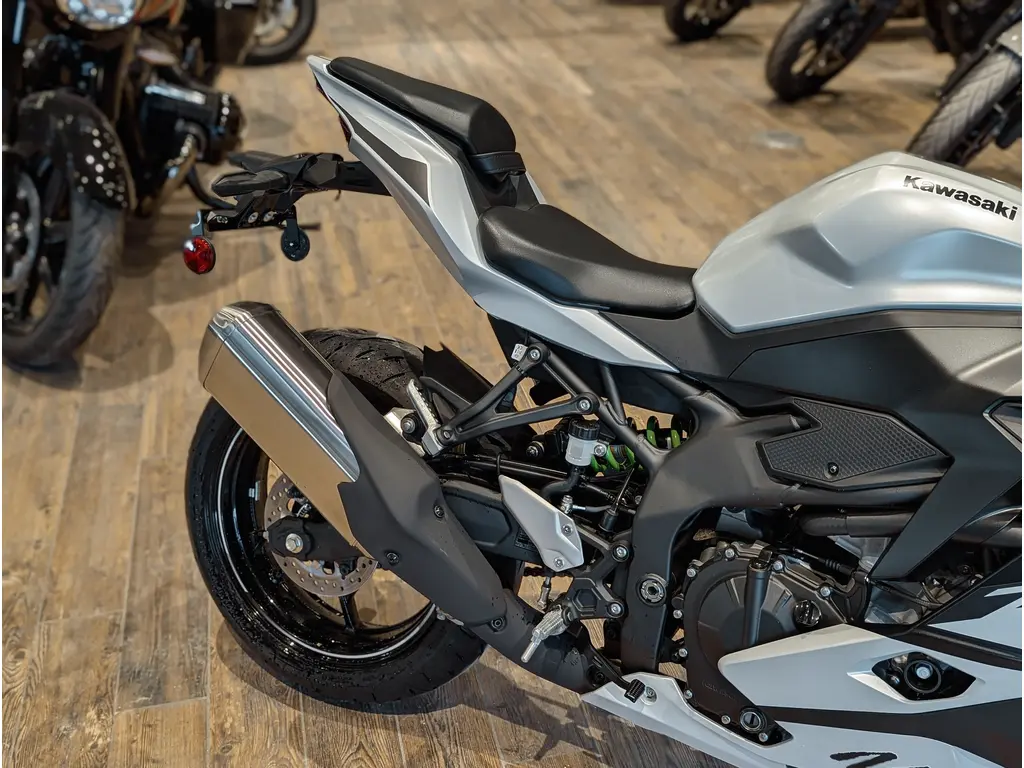 New 2025 Kawasaki Ninja ZX-4RR // Metallic Matte Whitish