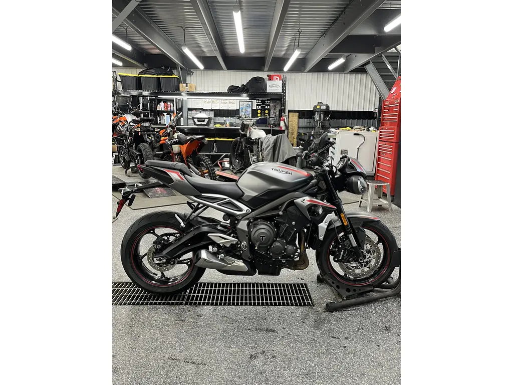 Triumph STREET TRIPPLE  2022