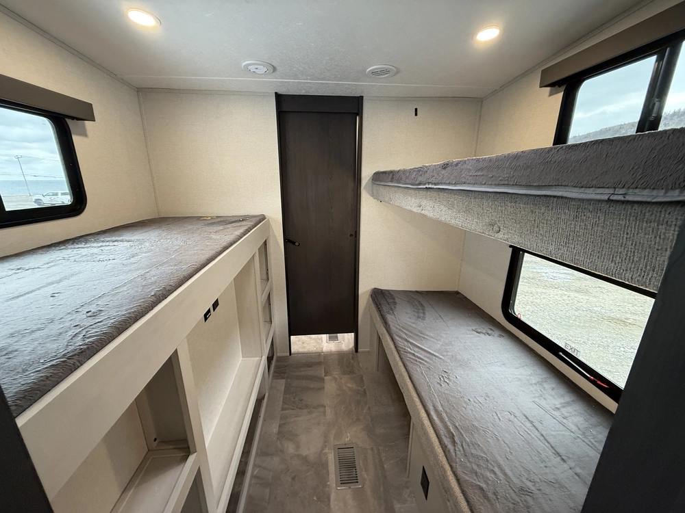 Chaparral 368tbh 2025 alt