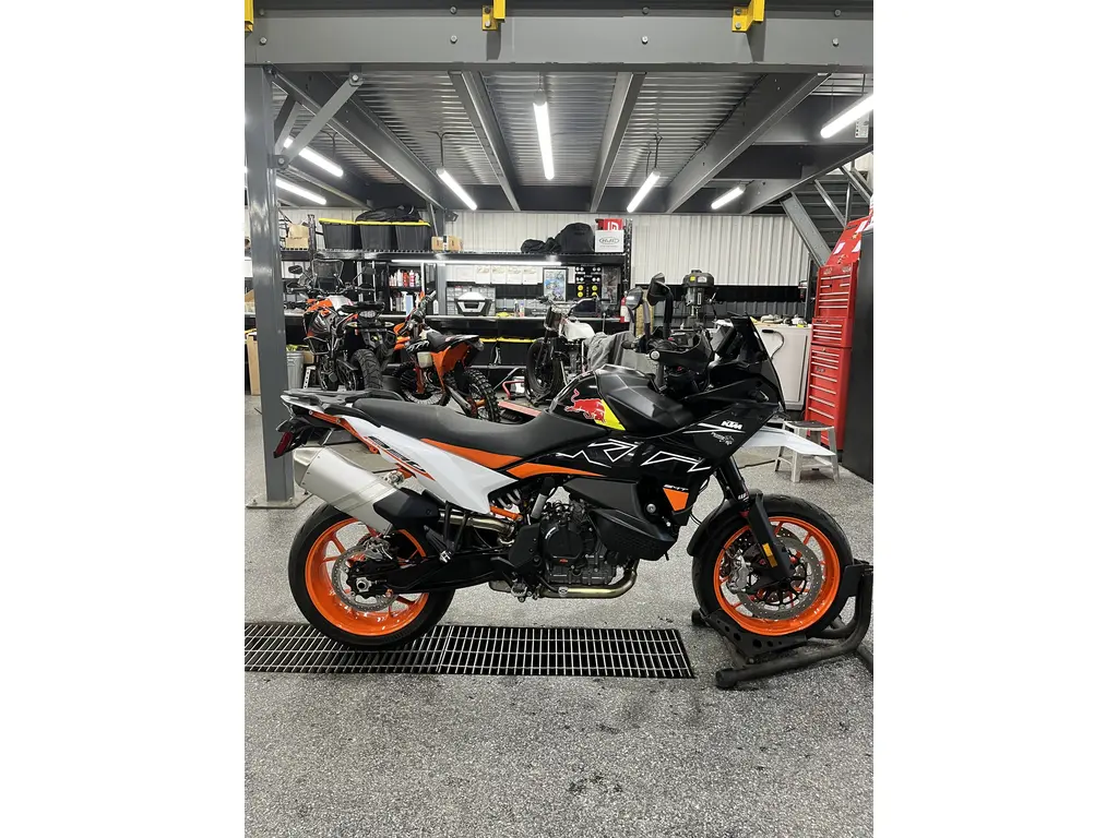 2024 KTM 890 SMT