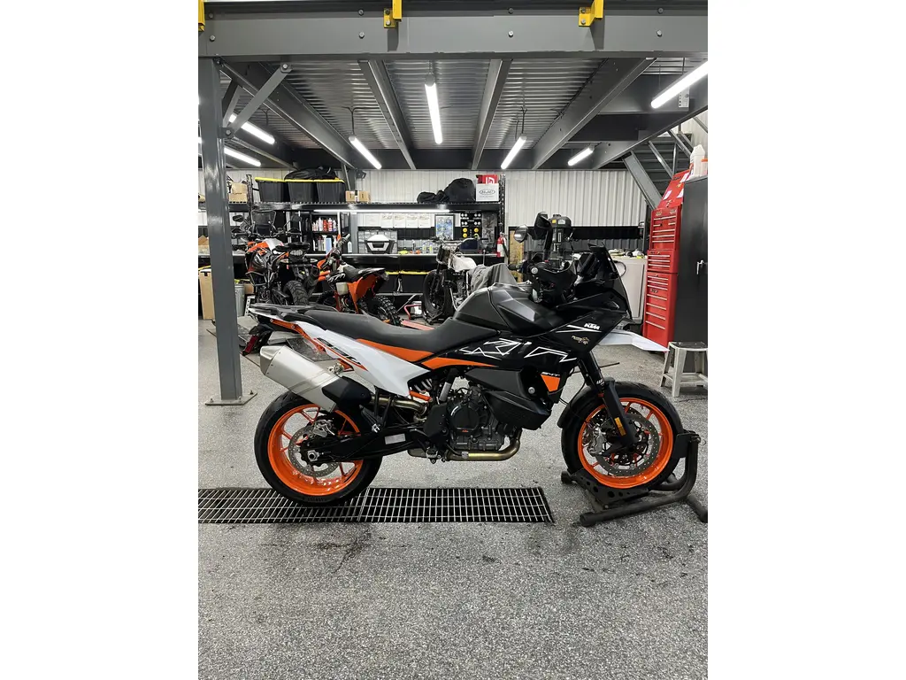 2024 KTM 890 SMT 