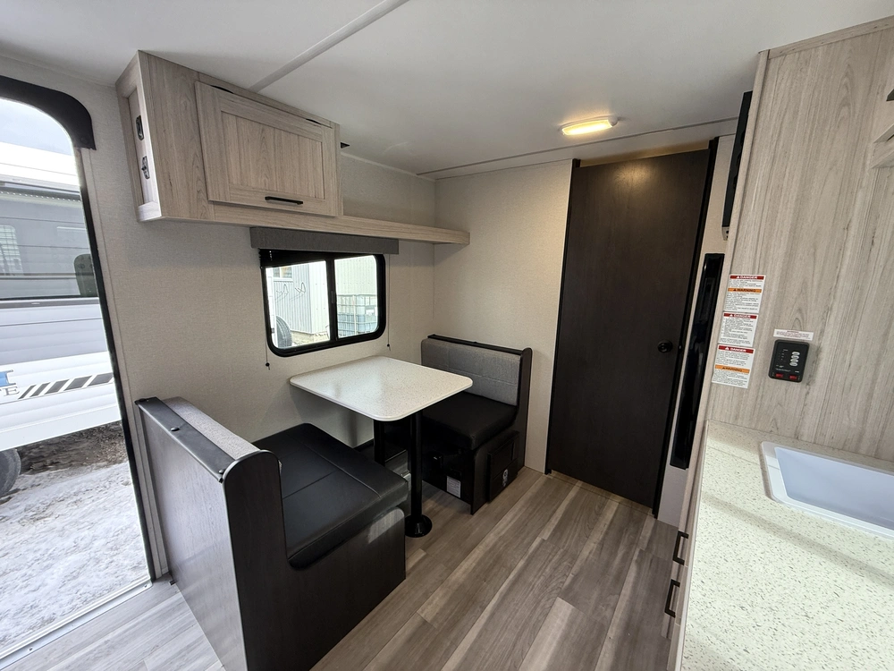 2025 Avenir 17rb Cruiser alt