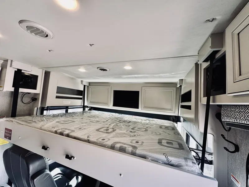 2023 Holiday Rambler Vacationer 33C | F-53 V8 7.3 350HP
