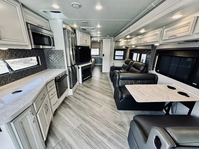 2023 Holiday Rambler Vacationer 33C | F-53 V8 7.3 350HP