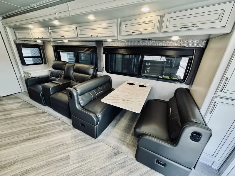 2023 Holiday Rambler Vacationer 33C | F-53 V8 7.3 350HP