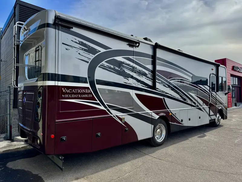 2023 Holiday Rambler Vacationer 33C | F-53 V8 7.3 350HP