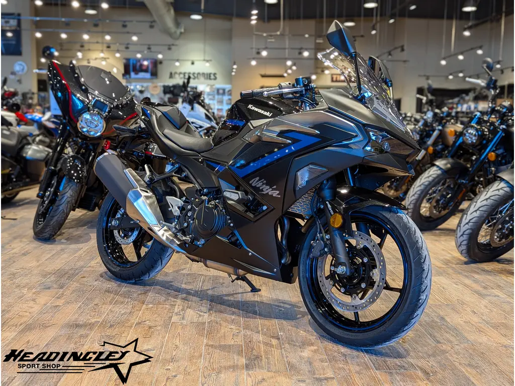 2025 Kawasaki Ninja 500 SE // Metallic Flat Spark Black/Metallic Spark Black/Metallic Moondust Gray