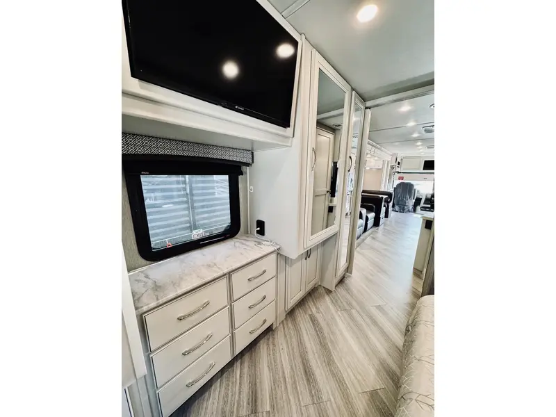 2023 Holiday Rambler Vacationer 33C | F-53 V8 7.3 350HP