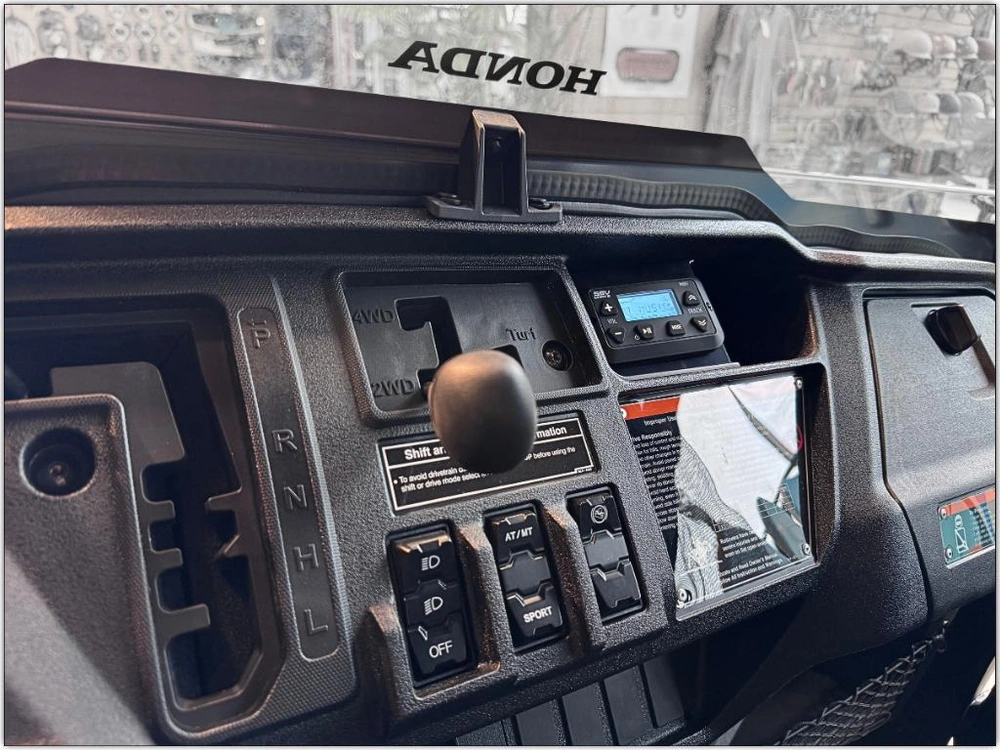 2025 Honda Pioneer 1000-5p Trail Se Demo Unit! alt