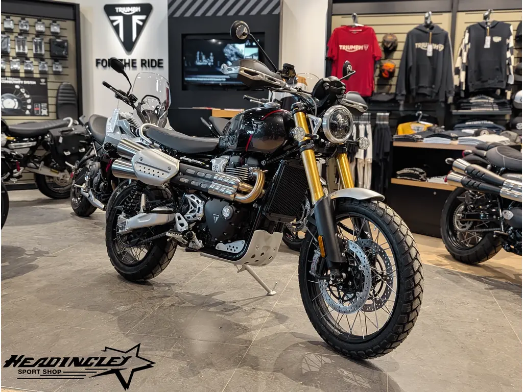 2025 Triumph Scrambler 1200 XE // Phantom Black/Storm Grey 
