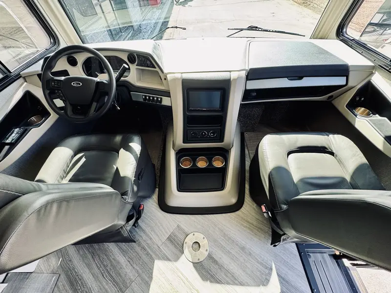 2023 Holiday Rambler Vacationer 33C | F-53 V8 7.3 350HP
